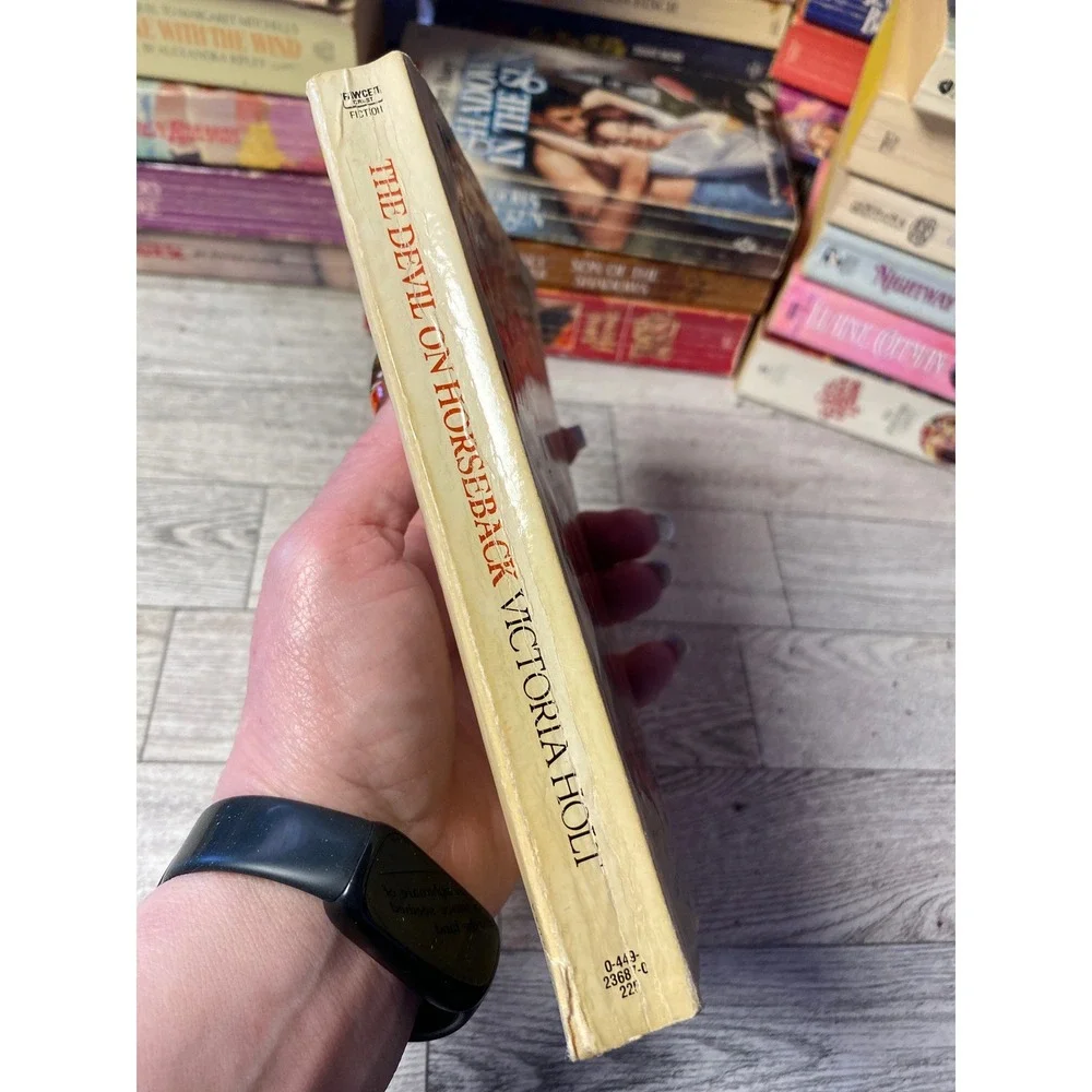 The Devil‎ on Horseback Victoria Holt Fawcett Crest 1977 Paperback Romance Novel